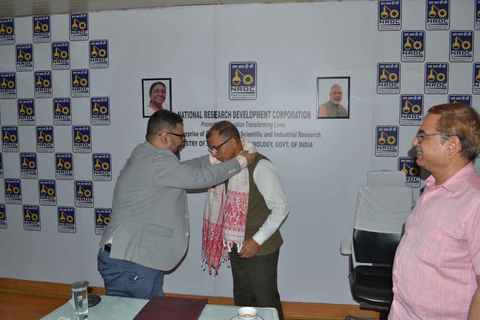 Wrishiraj Kaushik felicitating Cmde. Amit Rastogi with a traditional Assamese gamosa