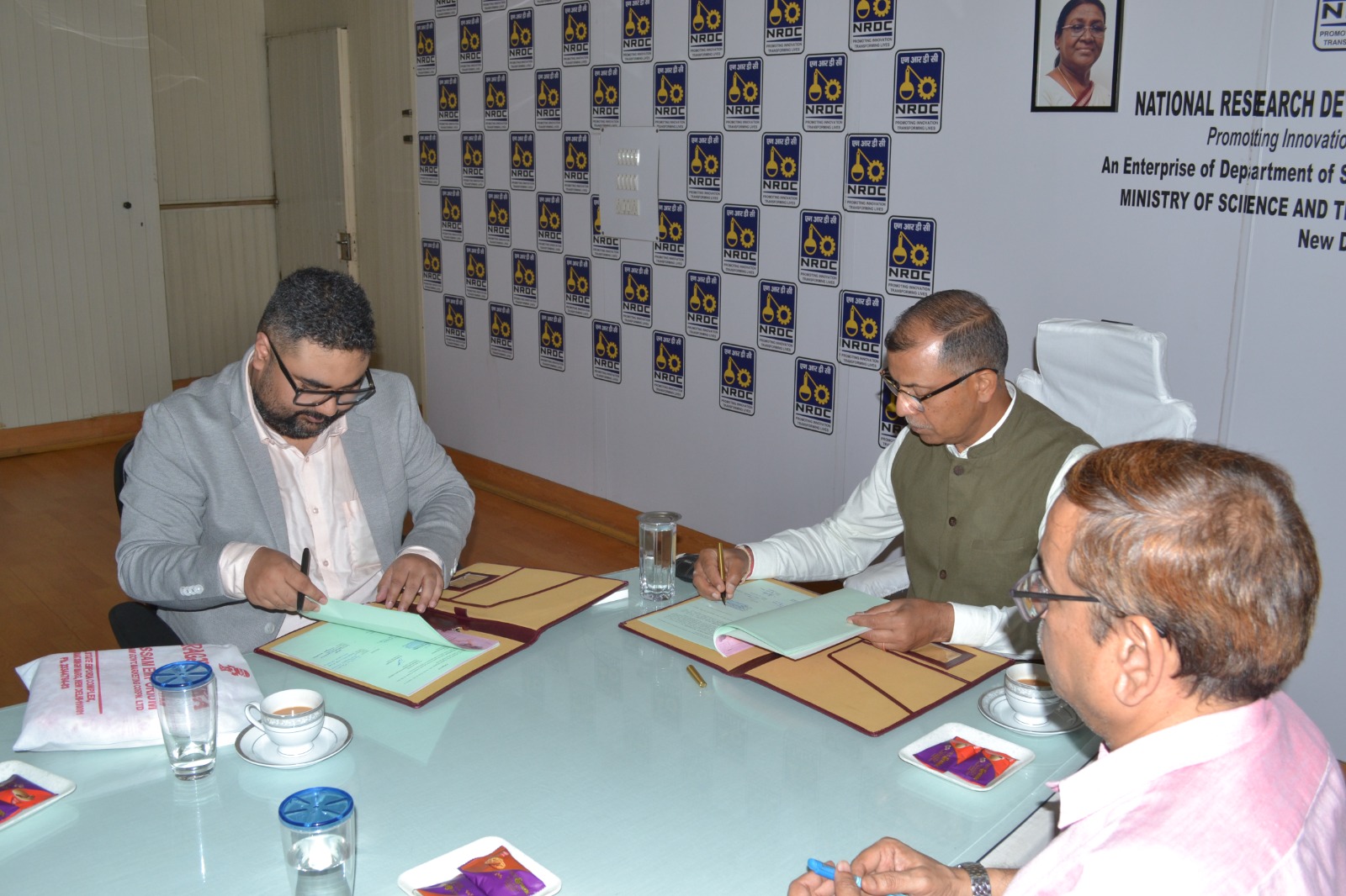 Cmde. Amit Rastogi and Wrishiraj Kaushik signing the MoA documents at NRDC headquarters